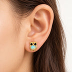 Boucle d'oreille Chouette Opale portée sur le lobe