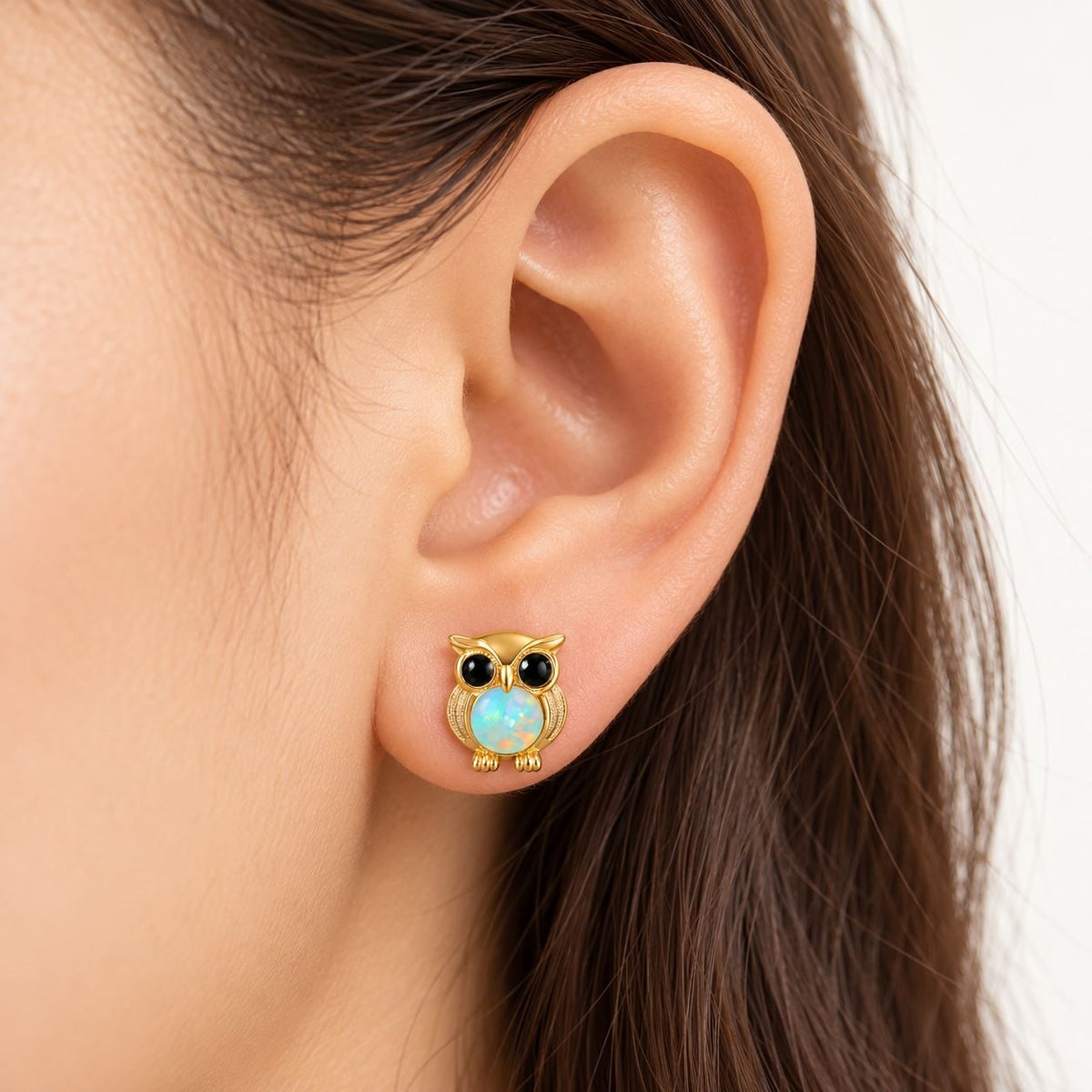 Boucle d'oreille Chouette Opale portée sur le lobe