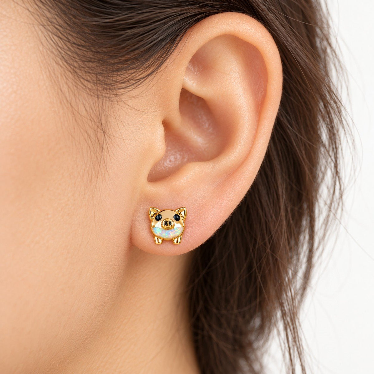 Boucle d'oreille Cochon Opale portée sur le lobe