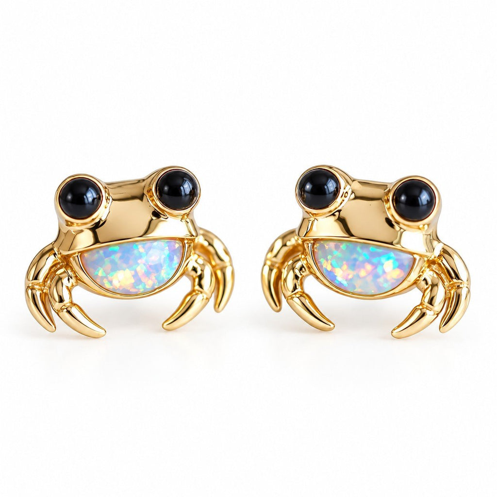 Boucles d'oreilles Crabe Opale dorées, la paire sur fond blanc