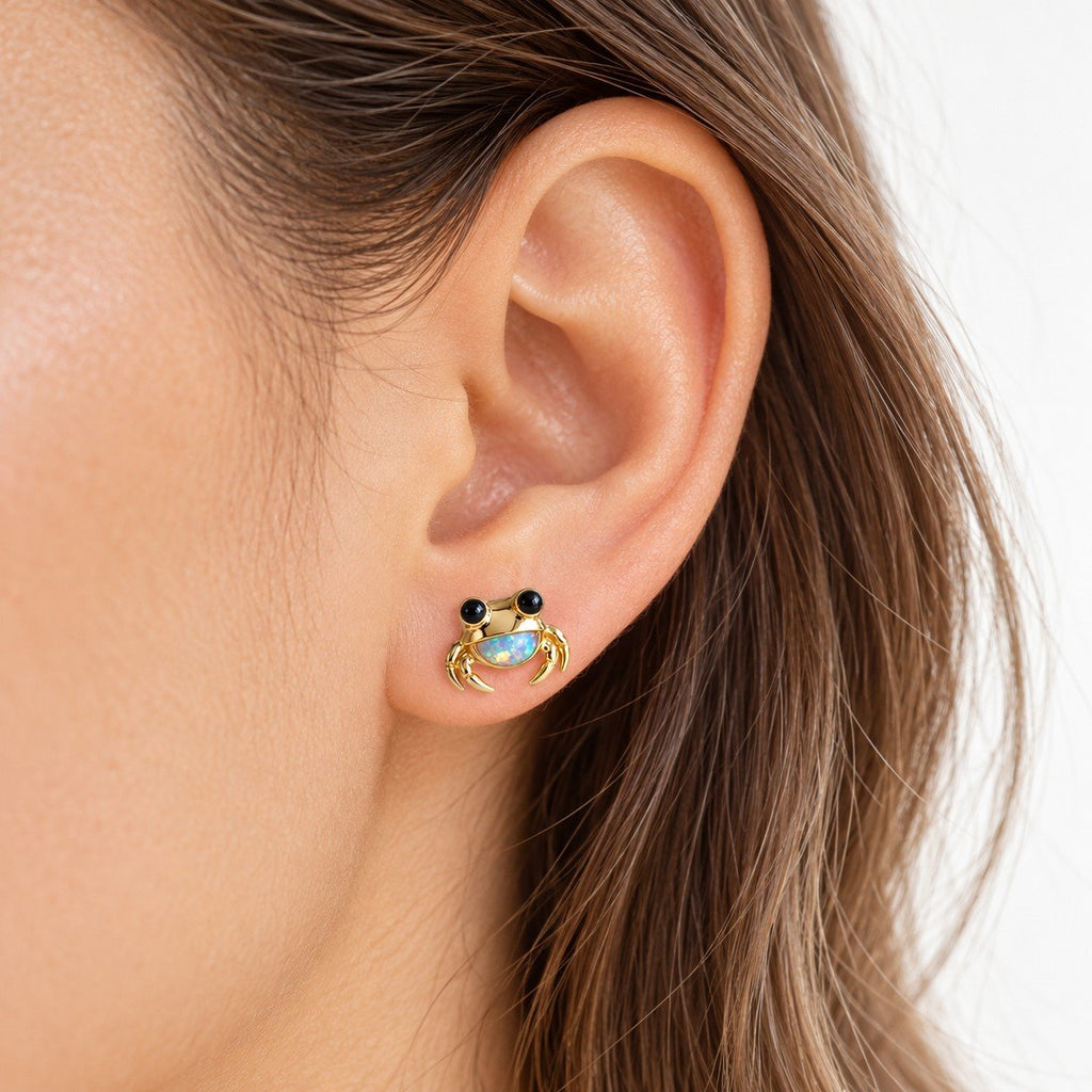 Boucle d'oreille Crabe Opale portée sur le lobe