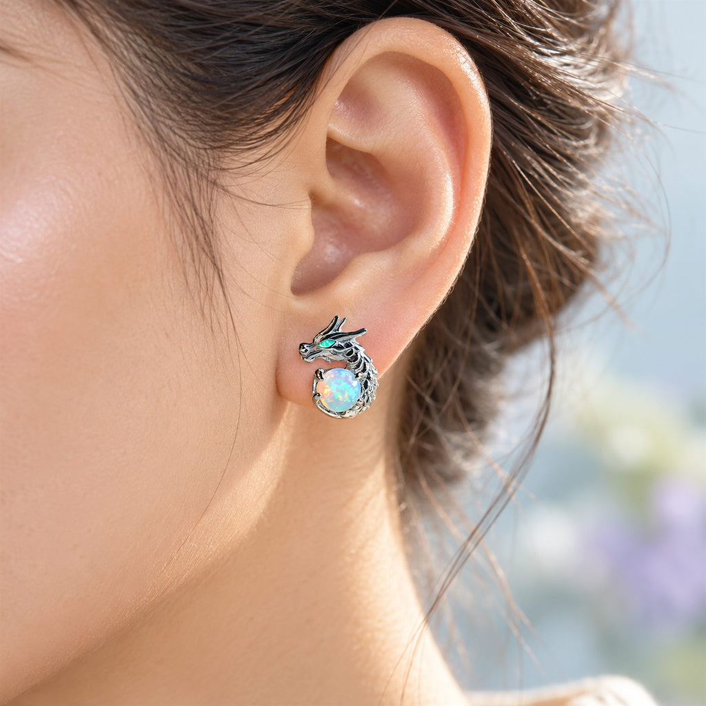 Boucles d'oreilles Dragon Mopaline, portées à l'oreille