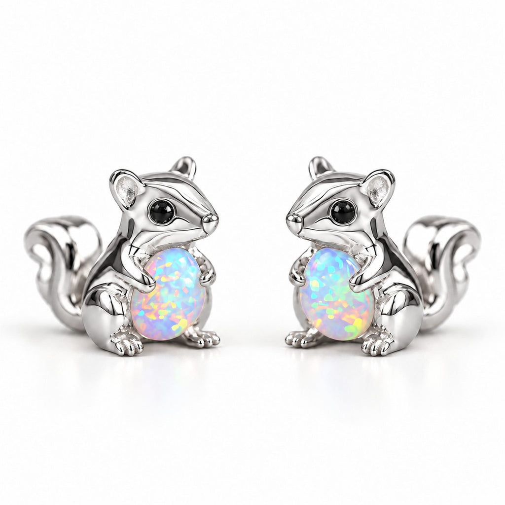 Boucles d'oreilles Écureuil Opale argentées, la paire sur fond blanc