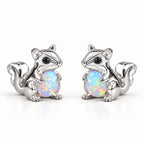 Boucles d'oreilles Écureuil Opale argentées, la paire sur fond blanc