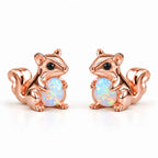 Boucles d'oreilles Écureuil Opale or rose, la paire sur fond blanc