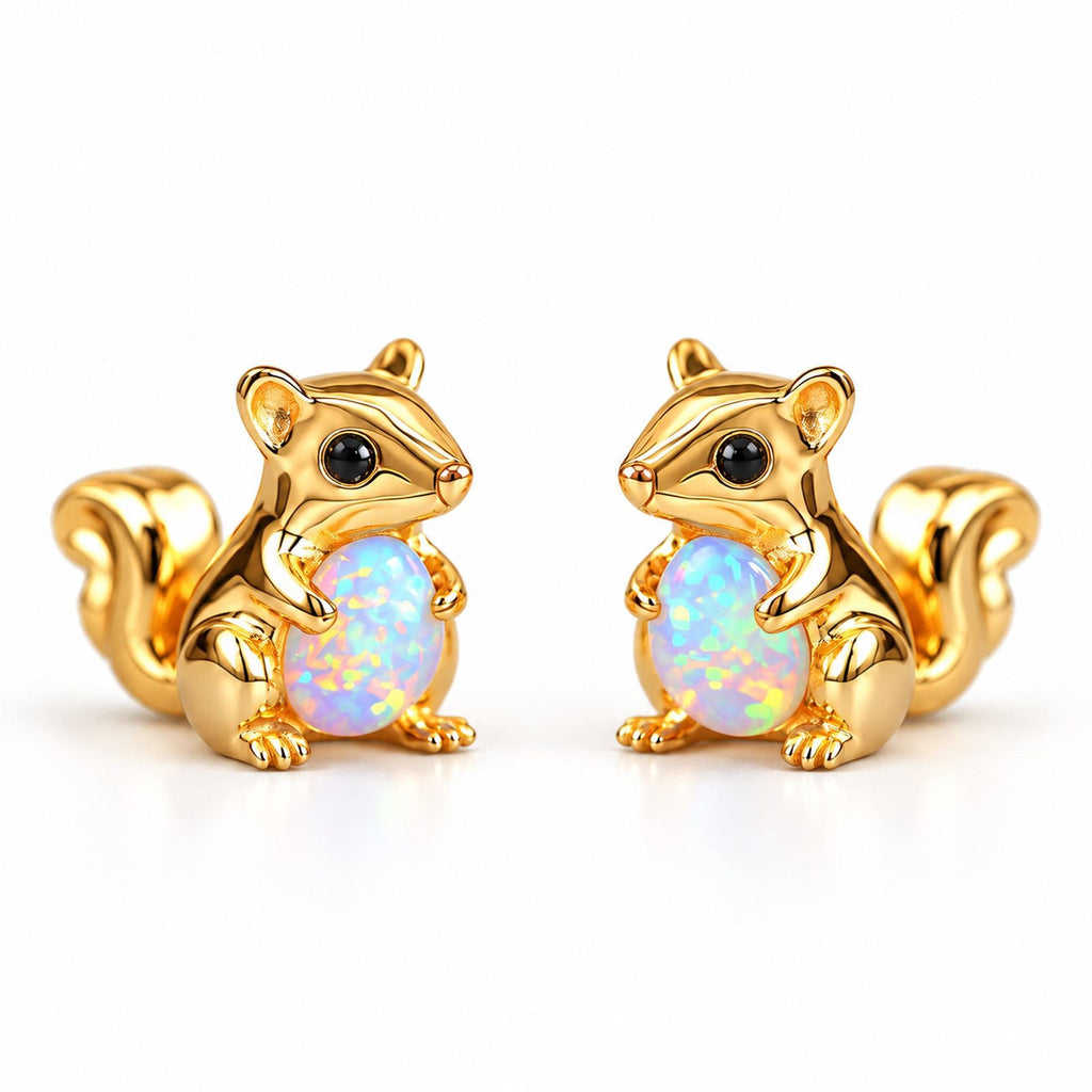 Boucles d'oreilles Écureuil Opale dorées, la paire sur fond blanc