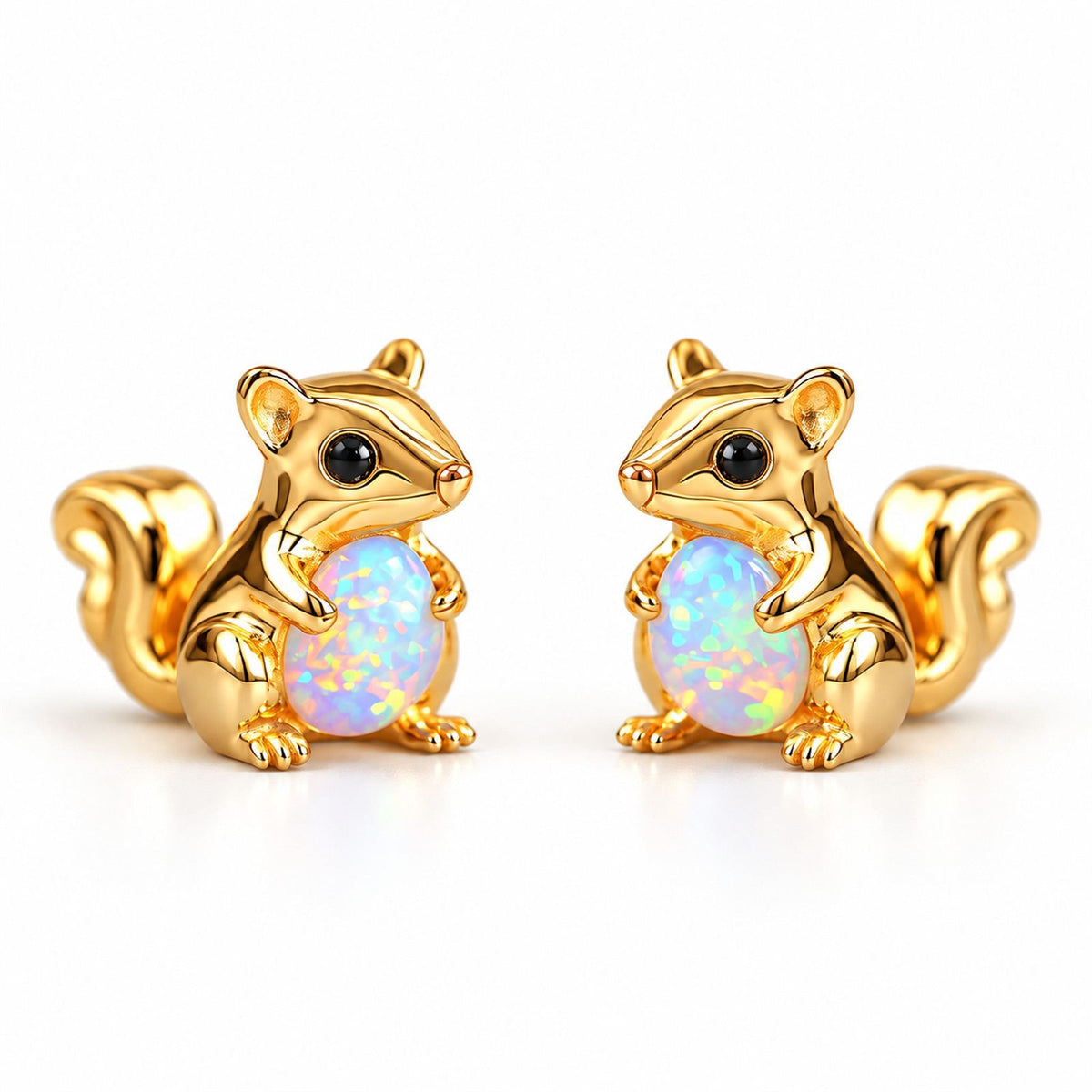 Boucles d'oreilles Écureuil Opale dorées, la paire sur fond blanc
