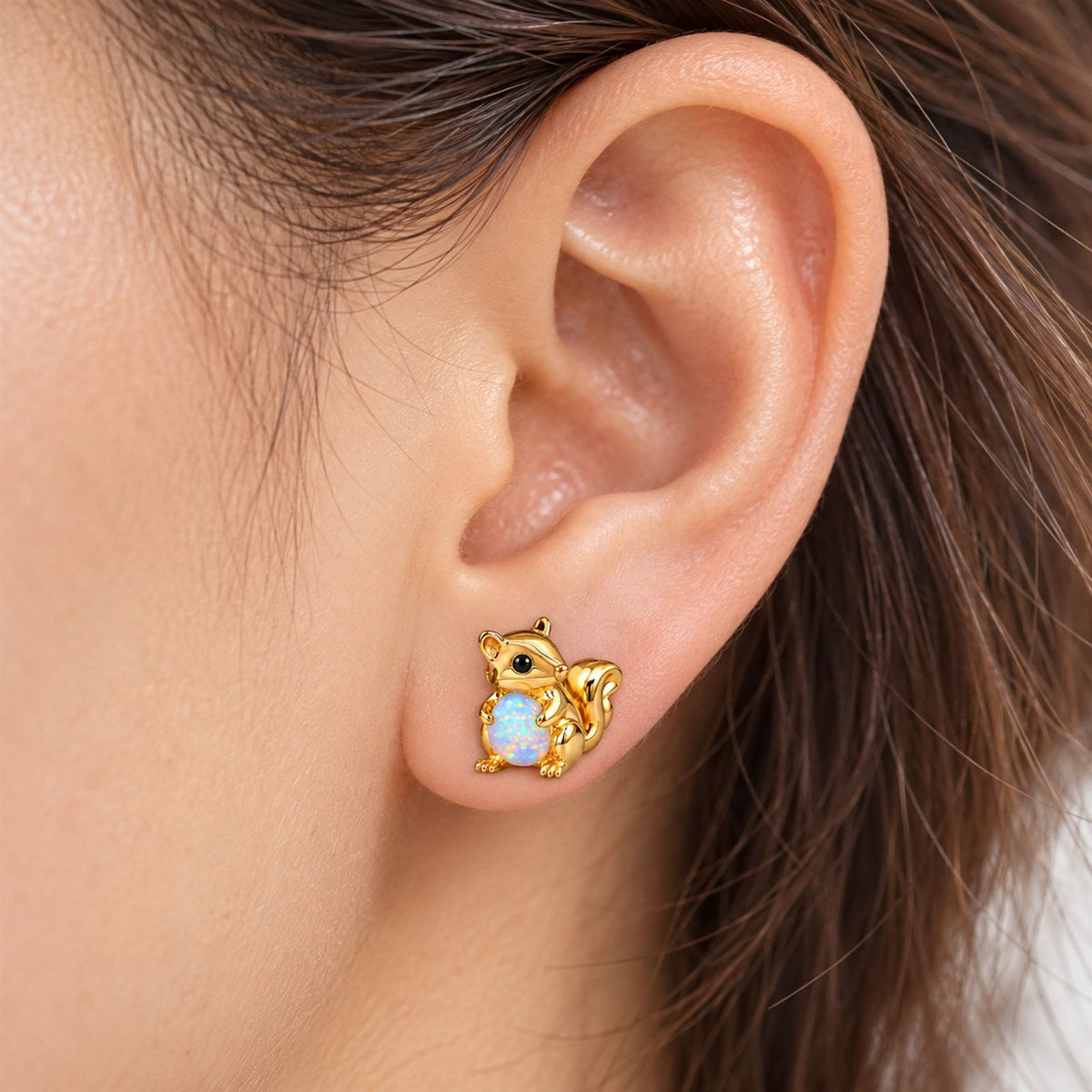 Boucle d'oreille Écureuil Opale portée sur le lobe