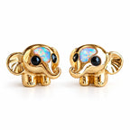 Boucles d'oreilles Éléphant Opale dorées, la paire sur fond blanc