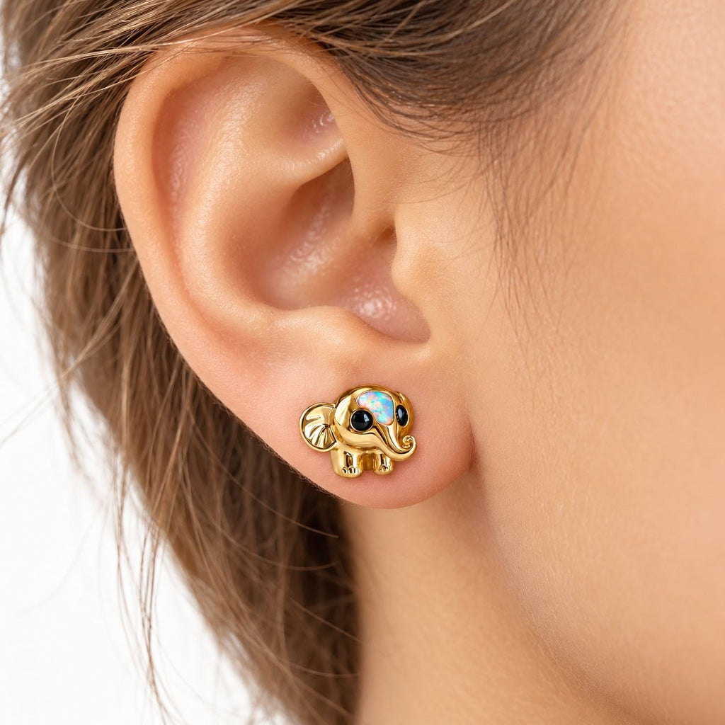 Boucle d'oreille Éléphant Opale portée sur le lobe