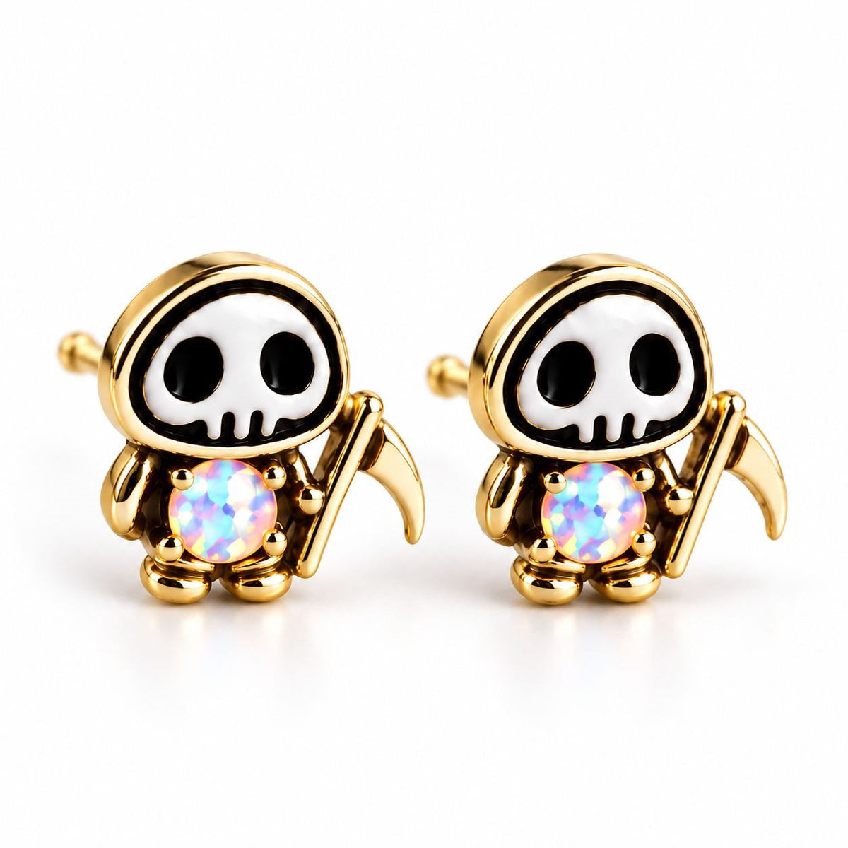 Boucles d'oreilles Faucheuse Opale dorées, la paire sur fond blanc