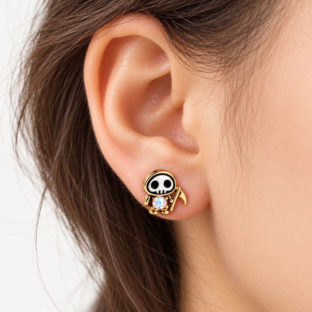 Boucle d'oreille Faucheuse Opale portée sur le lobe