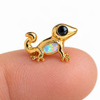 Boucle d'oreille Gecko Opale posée sur le bout du doigt pour montrer sa petite taille