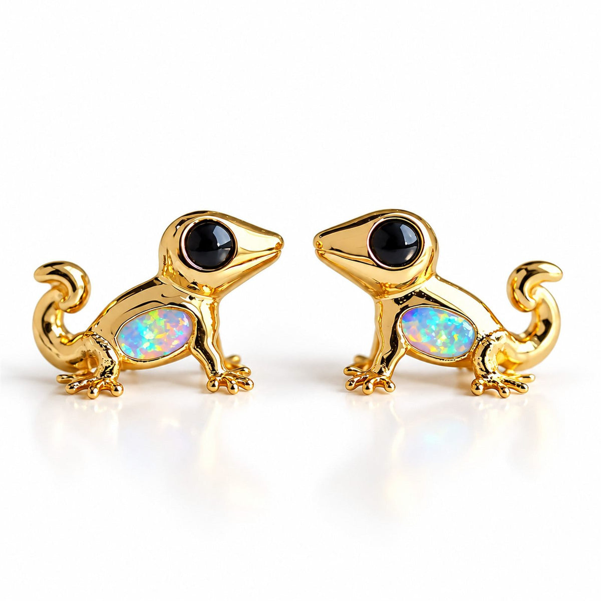Boucles d'oreilles Gecko Opale dorées, la paire sur fond blanc