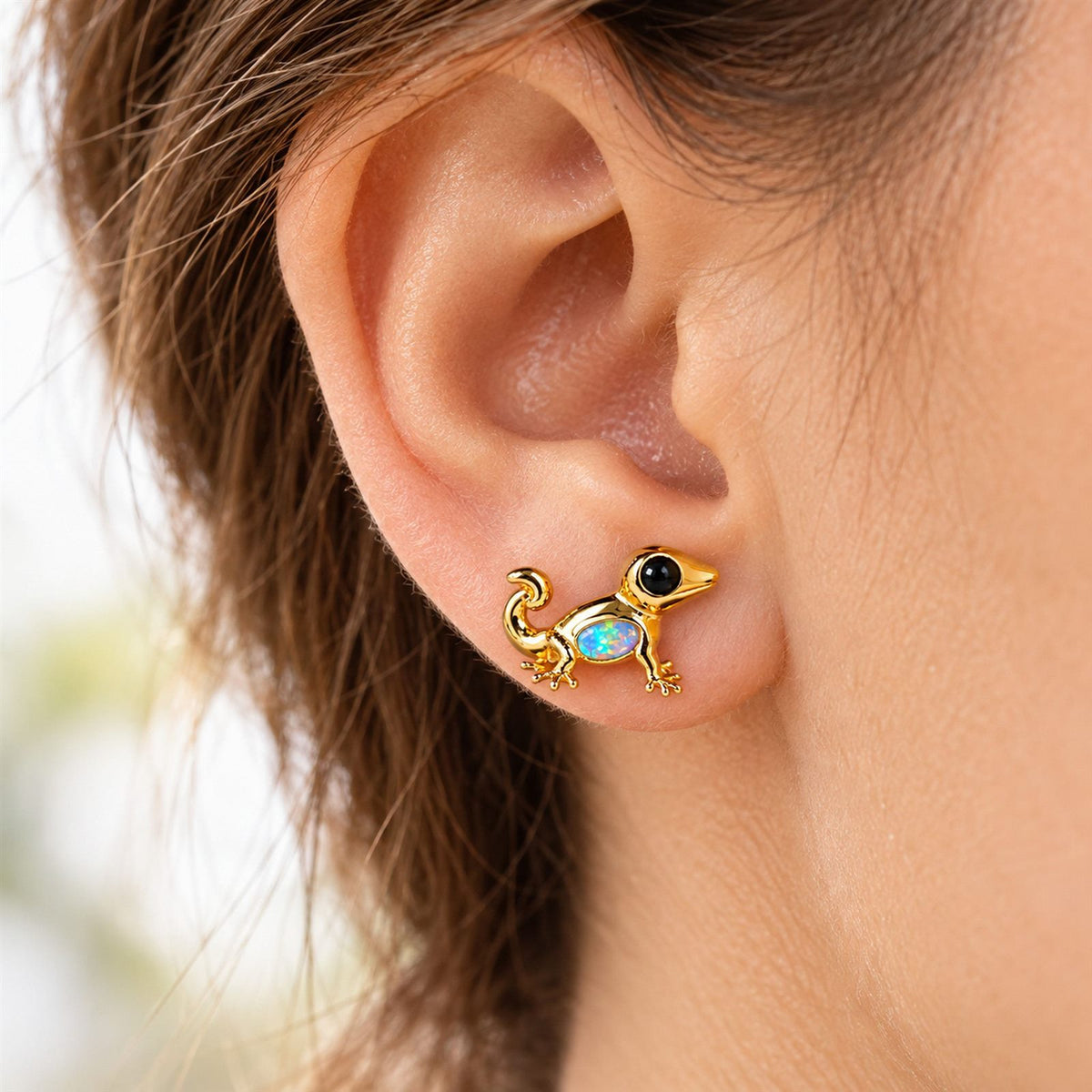 Boucle d'oreille Gecko Opale portée sur le lobe