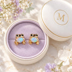 Boucles d'oreilles Grenouille Mopaline, présentées dans leur coffret cadeau