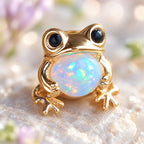 Boucles d'oreilles Grenouille Mopaline, gros plan sur les reflets opalins