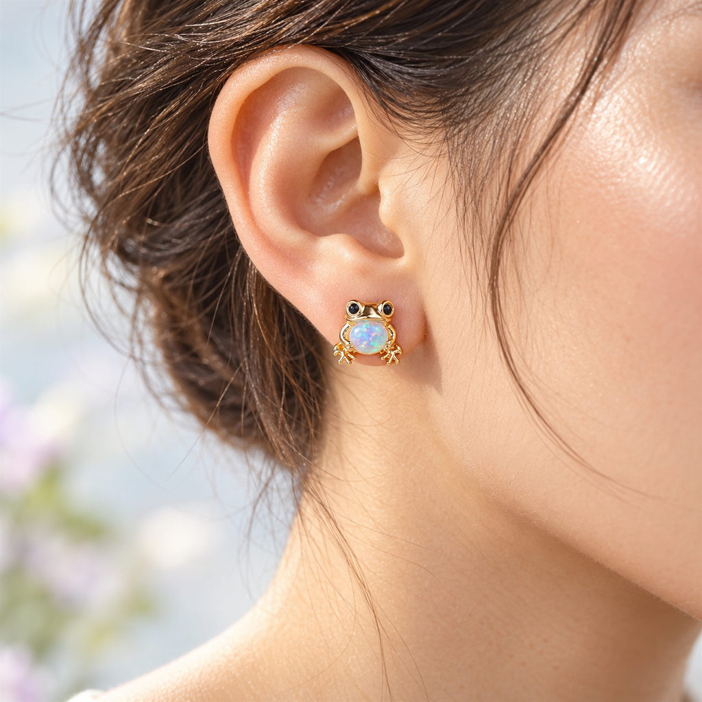 Boucles d'oreilles Grenouille Mopaline, portées à l'oreille