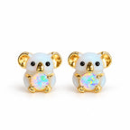 Boucles d'oreilles Koala Blanc Opale dorées, la paire sur fond blanc