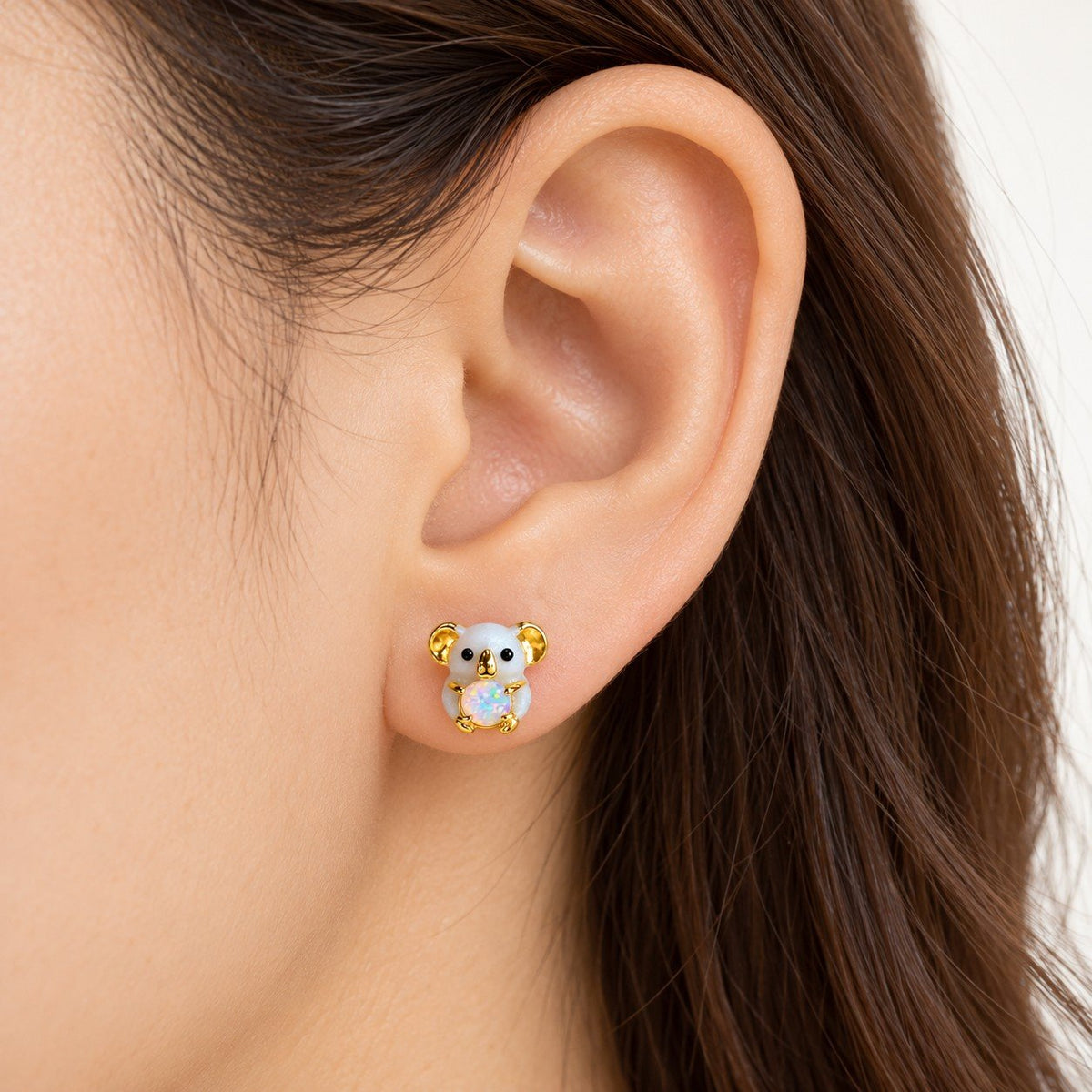 Boucle d'oreille Koala Blanc Opale portée sur le lobe