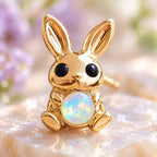 Boucles d'oreilles Lapin Mopaline, gros plan sur les reflets opalins