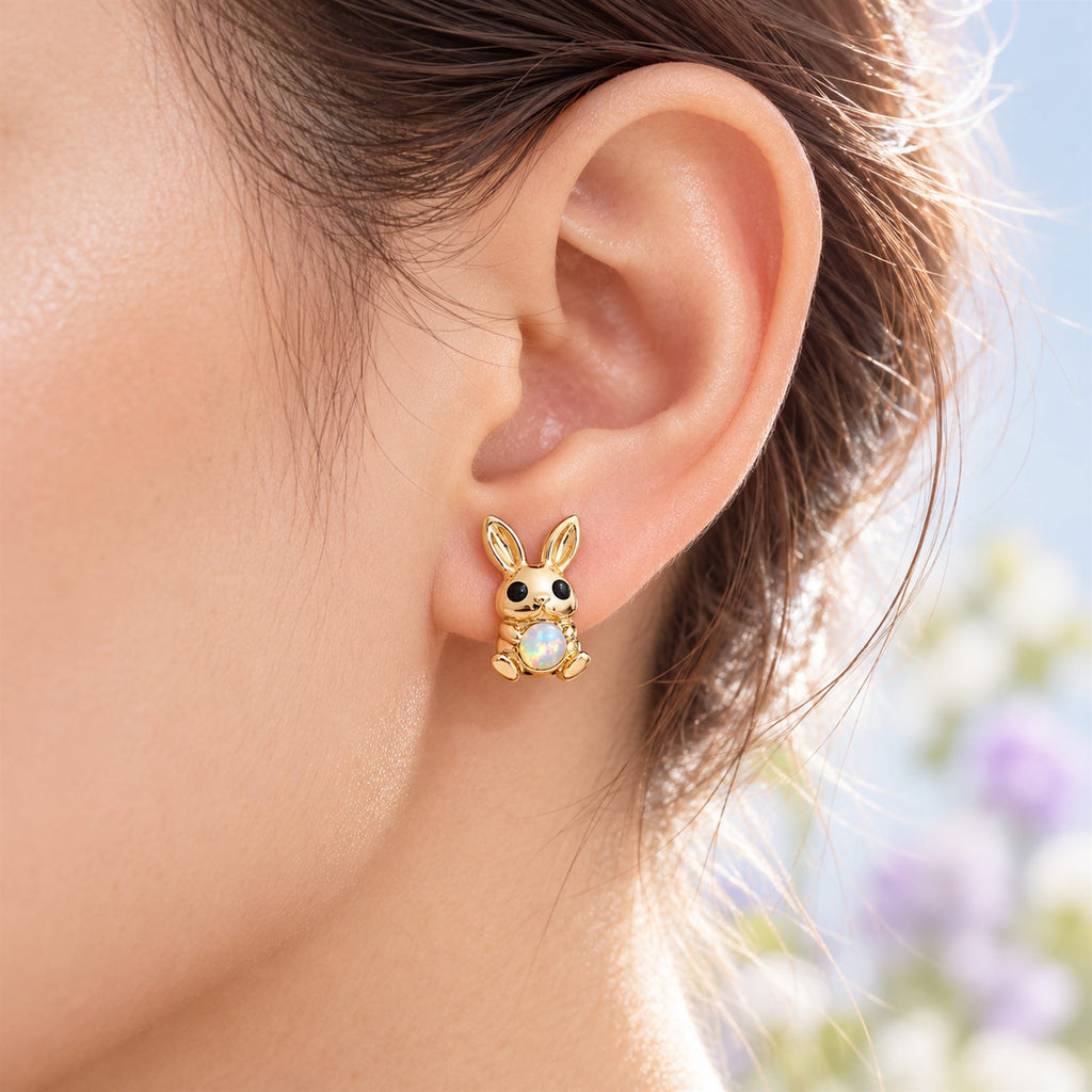 Boucles d'oreilles Lapin Mopaline, portées à l'oreille