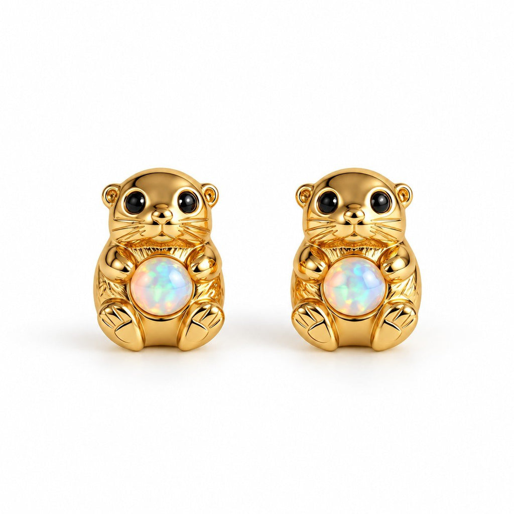 Boucles d'oreilles Loutre Opale dorées, la paire sur fond blanc