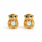 Boucles d'oreilles Loutre Opale dorées, la paire sur fond blanc