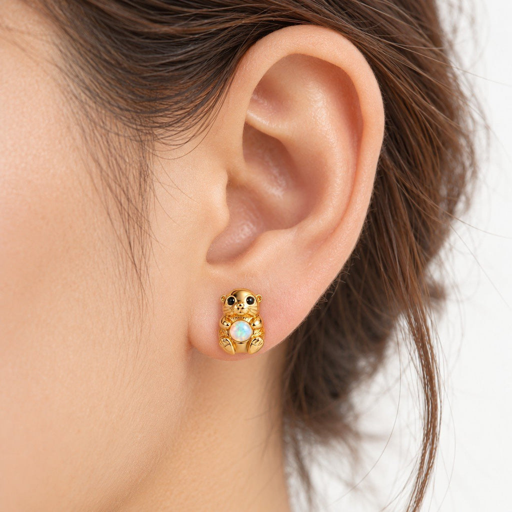 Boucle d'oreille Loutre Opale portée sur le lobe