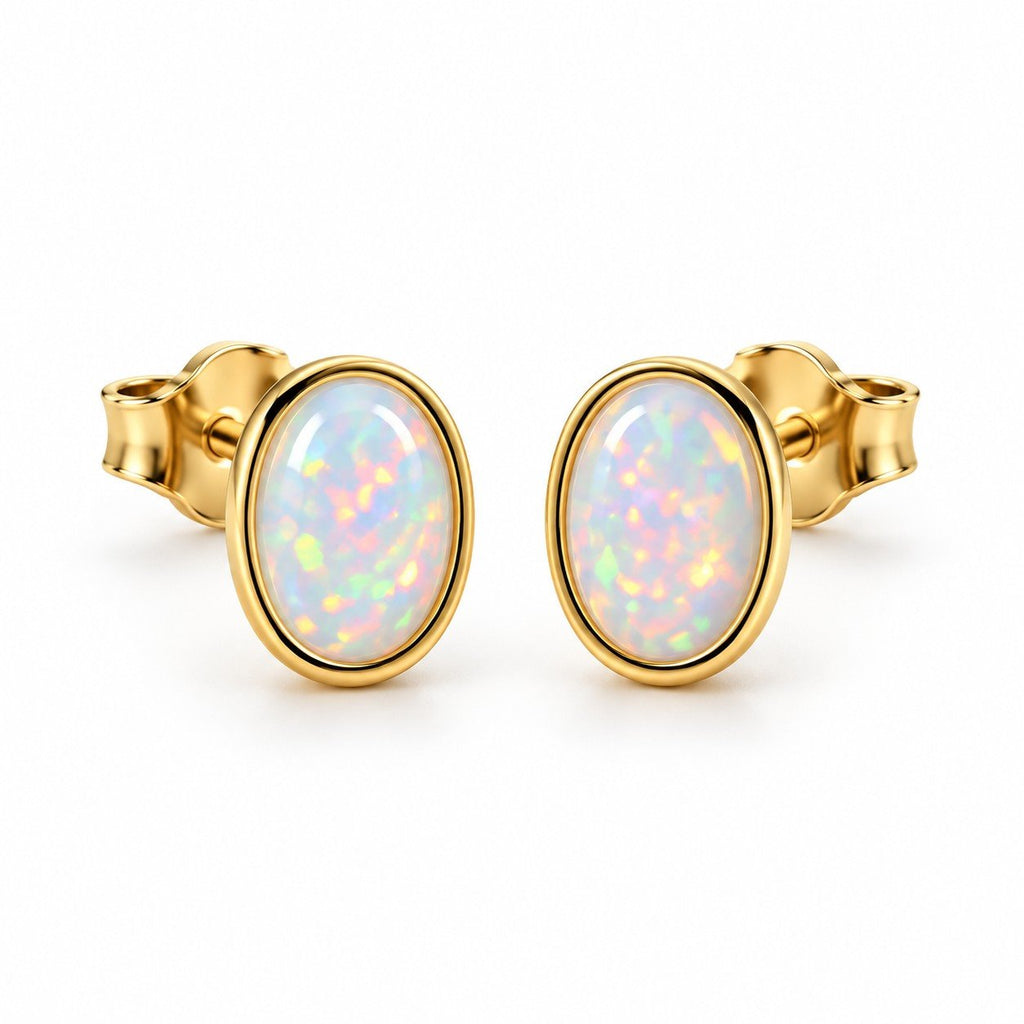 Boucles d'oreilles Ovale Opale dorées, la paire sur fond blanc
