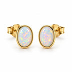 Boucles d'oreilles Ovale Opale dorées, la paire sur fond blanc