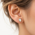 Boucle d'oreille Ovale Opale portée sur le lobe