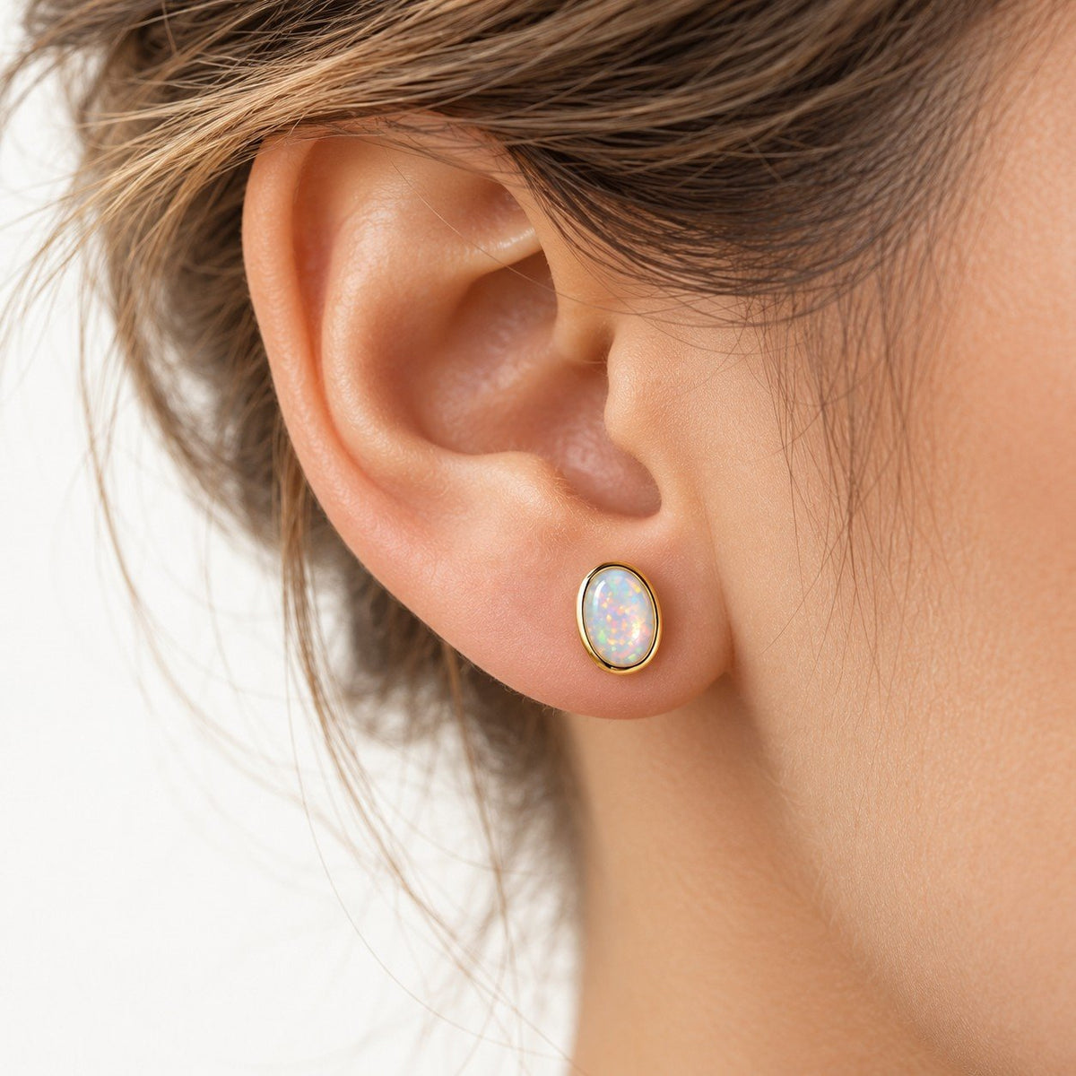 Boucle d'oreille Ovale Opale portée sur le lobe