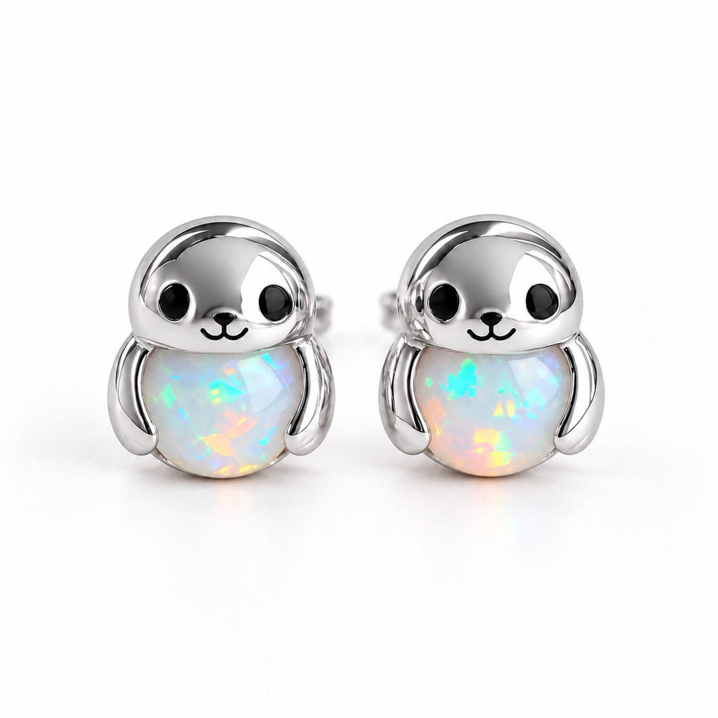 Boucles d'oreilles Phoque Opale argentées, la paire sur fond blanc