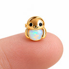 Boucle d'oreille Phoque Opale posée sur le bout du doigt pour montrer sa petite taille