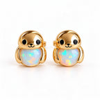 Boucles d'oreilles Phoque Opale dorées, la paire sur fond blanc