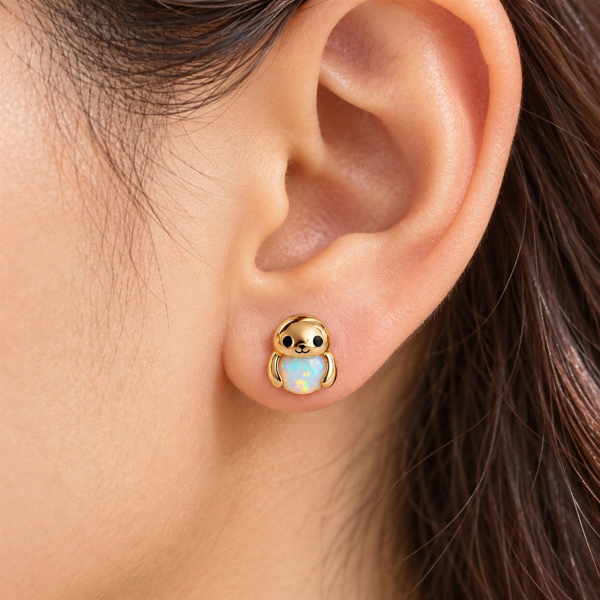 Boucle d'oreille Phoque Opale portée sur le lobe