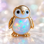 Boucles d'oreilles Pingouin Mopaline, gros plan sur les reflets opalins