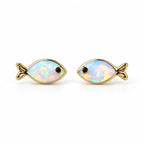 Boucles d'oreilles Poisson Opale dorées, la paire sur fond blanc