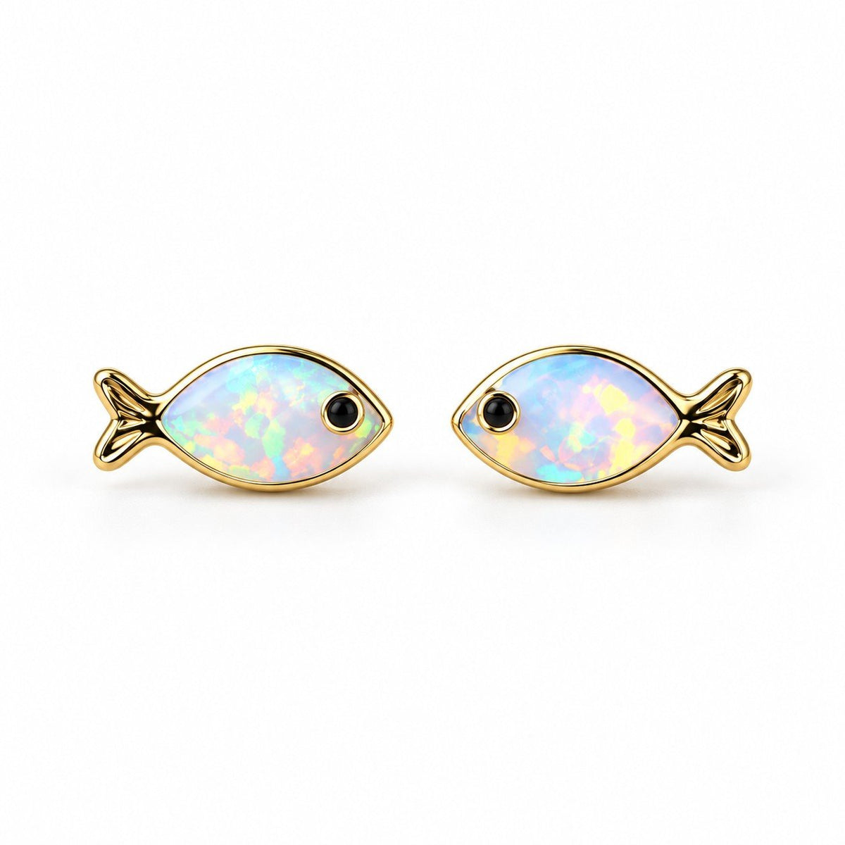 Boucles d'oreilles Poisson Opale dorées, la paire sur fond blanc