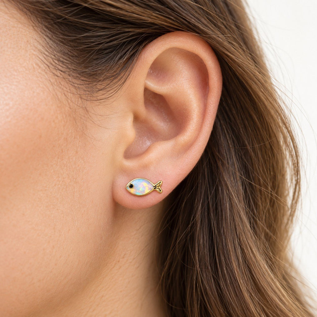 Boucle d'oreille Poisson Opale portée sur le lobe