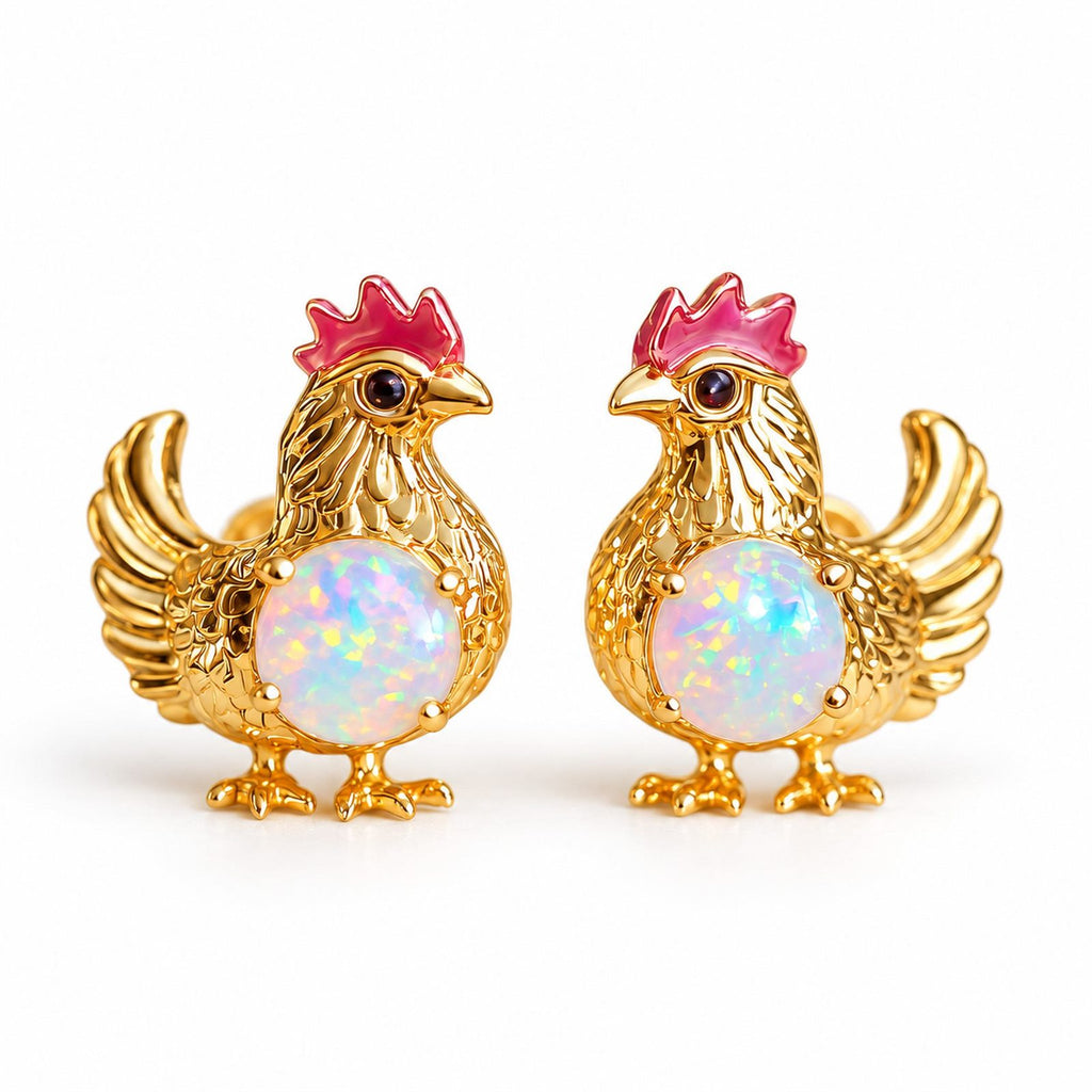 Boucles d'oreilles Poule Opale dorées, la paire sur fond blanc