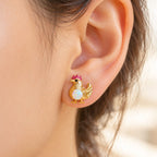 Boucle d'oreille Poule Opale portée sur le lobe