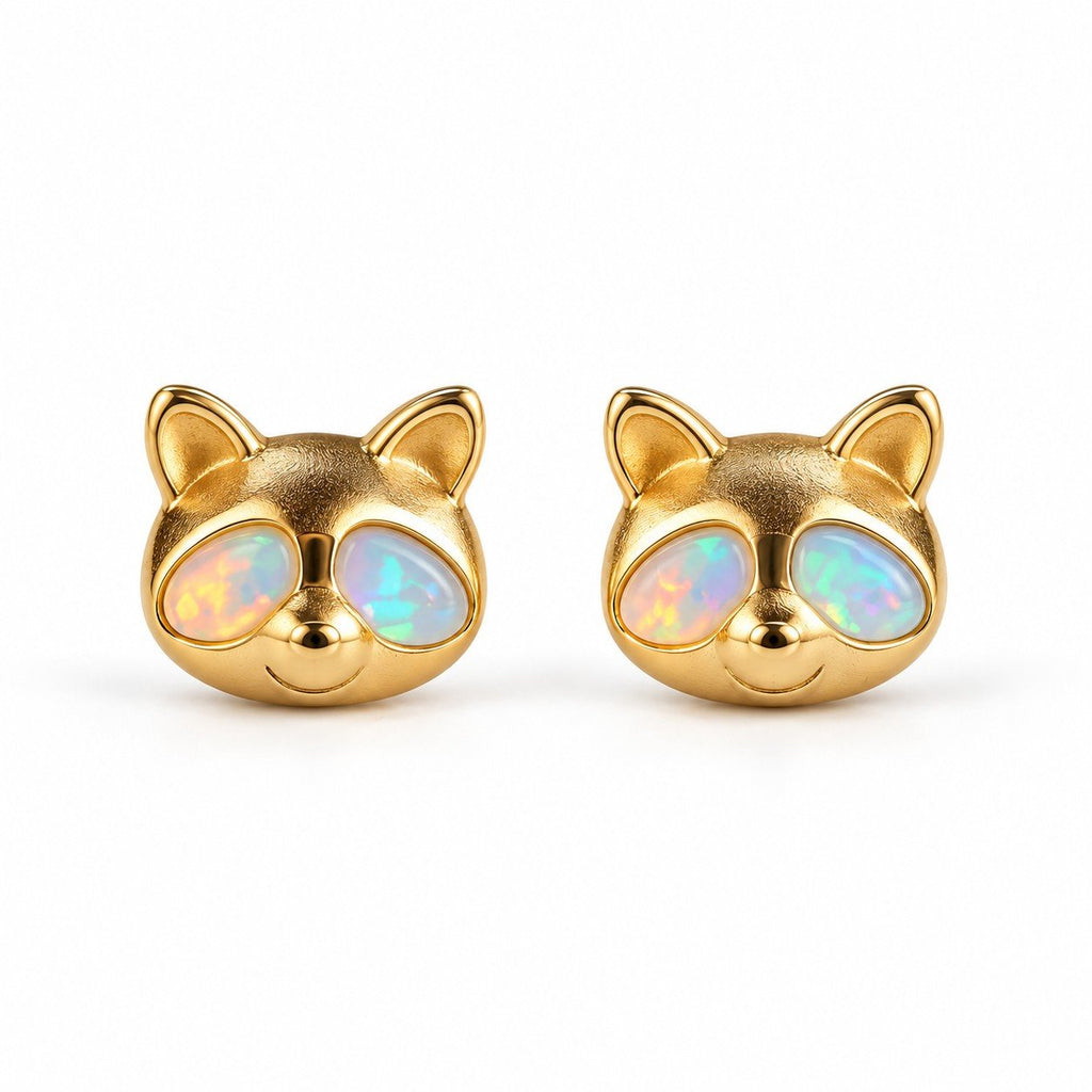 Boucles d'oreilles Raton Laveur Opale dorées, la paire sur fond blanc