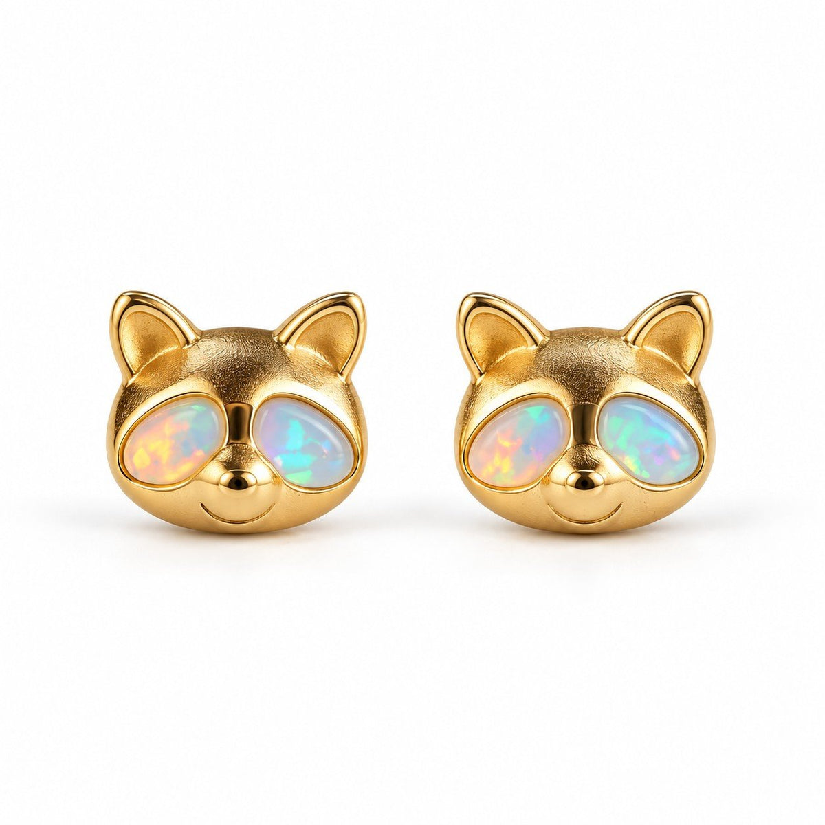 Boucles d'oreilles Raton Laveur Opale dorées, la paire sur fond blanc