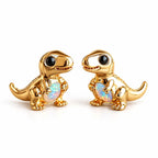 Boucles d'oreilles T-Rex Opale dorées, la paire sur fond blanc