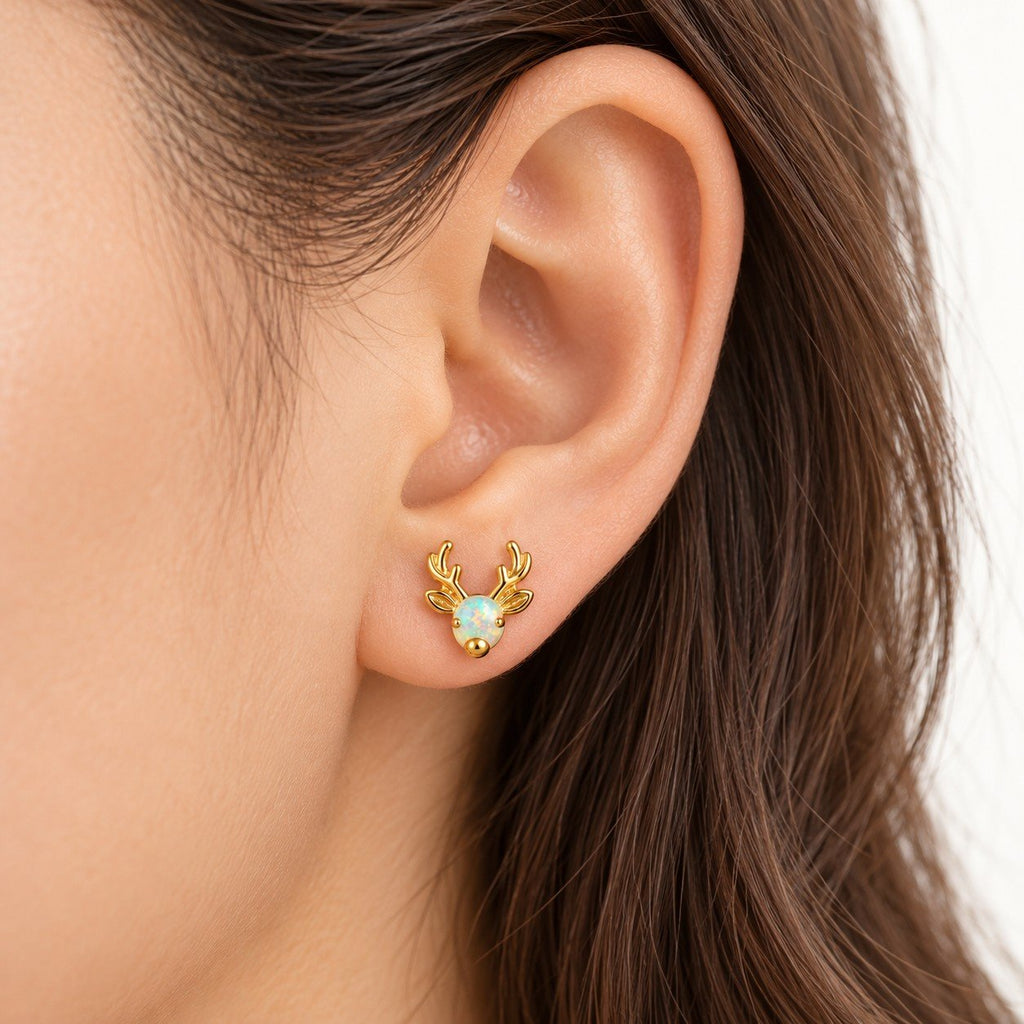 Boucle d'oreille Tête de Cerf Opale portée sur le lobe