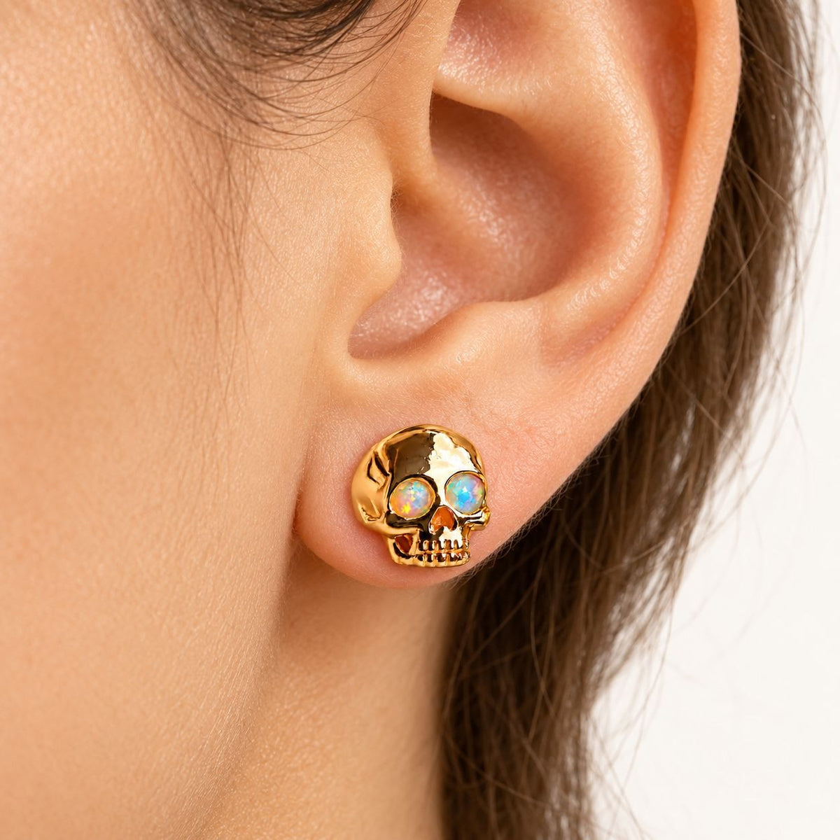 Boucle d'oreille Tête de Mort Opale portée sur le lobe