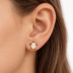 Boucle d'oreille Tortue Opale portée sur le lobe