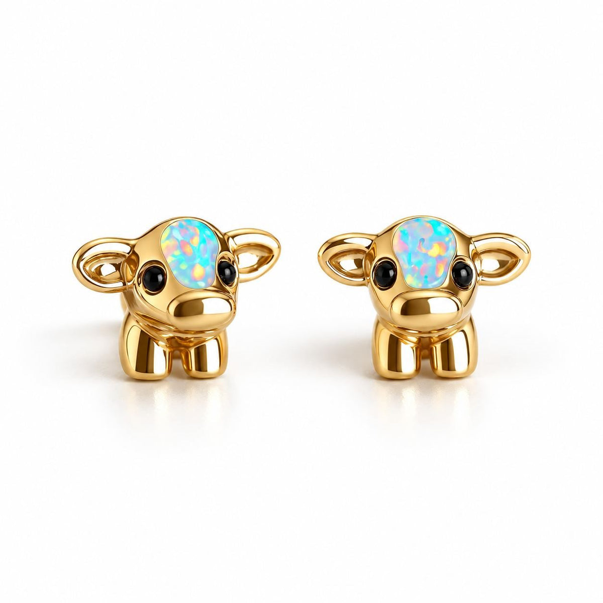 Boucles d'oreilles Vache Opale dorées, la paire sur fond blanc